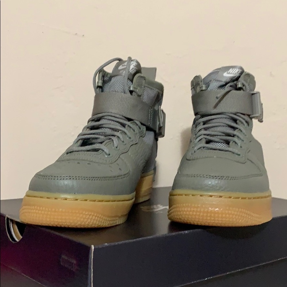W SF AF1 MID